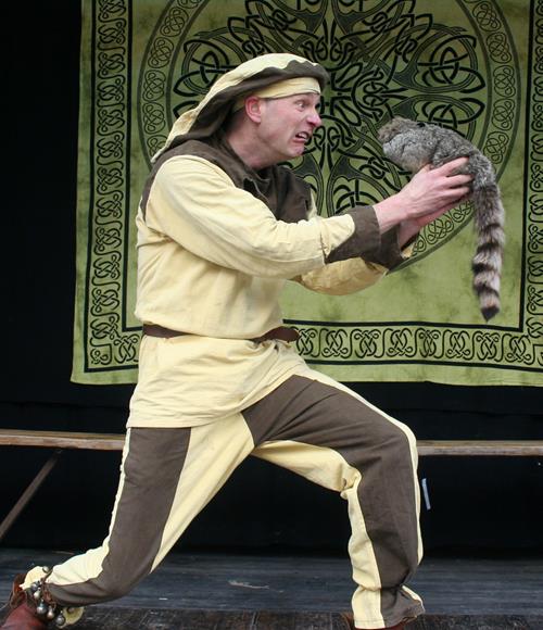 Cyrano als Bauchredner mit Waschbär auf einer Bühne in Bielefeld